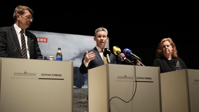 Danmarks försvarsminister Troels Lund Poulsen besökte på tisdagen Göteborg. Här tillsammans med Sveriges försvarsminister Pål Jonson (M) och Lena Gillström, vd för BAE Systems Bofors. Foto: Björn Larsson Rosvall/TT